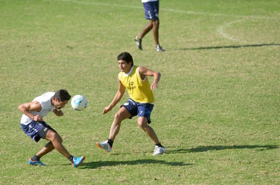 ENFOCADO. Rodríguez observa e intenta interceptar el cabezazo de Collavini en el ensayo formal de ayer, en el Monumental, donde hizo dos goles; el delantero buscará convertir su primer gol en Mendoza. 