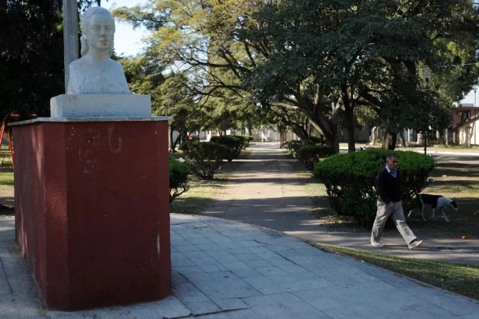 SÓLO EL BUSTO. La plaza Eva Perón no tiene un cartel con un nombre, pero tiene un busto de Evita que permitió a los vecinos deducir el nombre. LA GACETA / FOTOS DE INES QUINTEROS ORIO 