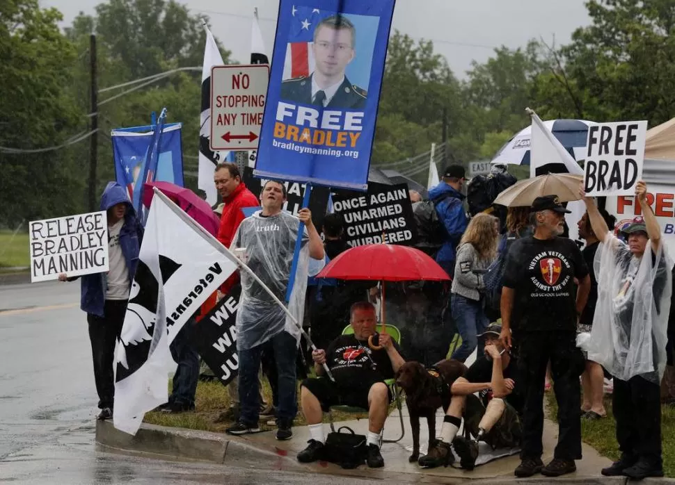 APOYO EXTERNO. Manifestantes respaldan al detenido soldado Bradley Manning, en las cercanías de la base militar de Fort Meade donde es juzgado. REUTERS