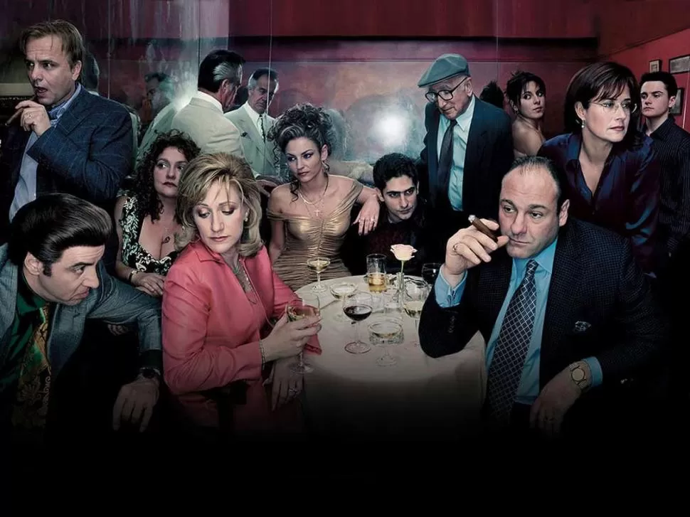 UNA FAMILIA NO TAN UNIDA. Tony Soprano, en típica pose, alejado de quienes lo rodeaban en la primera temporada. 