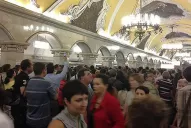 Miles de evacuados por un incendio en el subte de Moscú