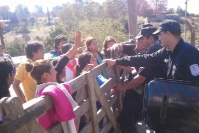 Por tercer día, persiste en Raco el corte de ruta para exigir agua y casas