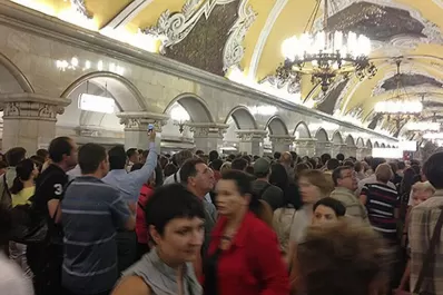 Miles de evacuados por un incendio en el subte de Moscú