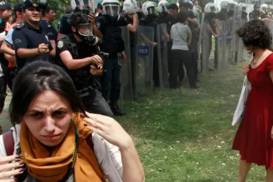 La dama de rojo, el símbolo de las protestas en Turquía