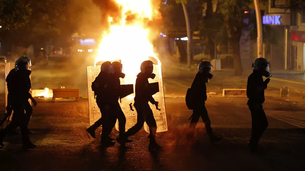 REPRESIÓN. La policía y los manifestantes volvieron a enfrentarse anoche. REUTERS