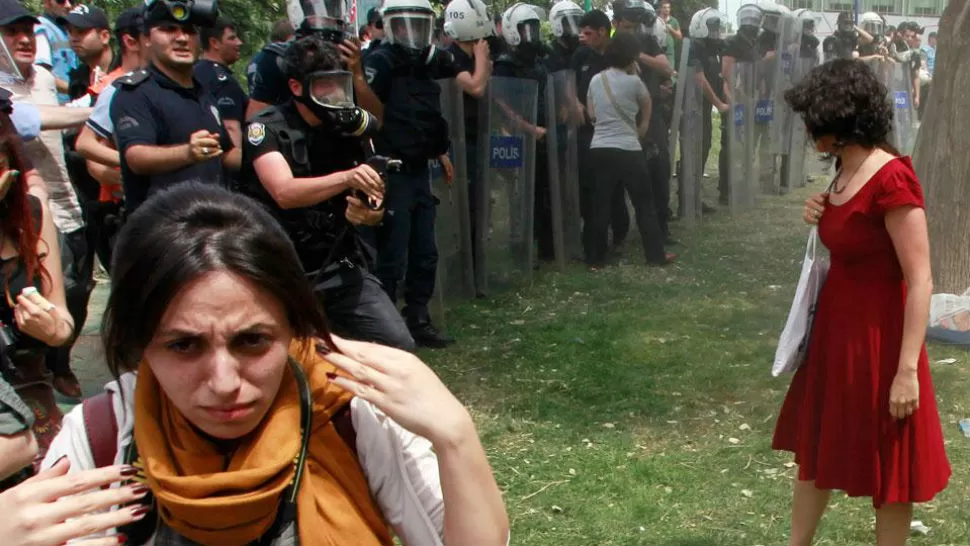 REPRESIÓN. Una mujer fue atacada con gas lacrimógeno por la policía. REUTERS