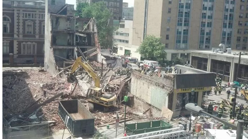 DESASTRE. El colapso de una estructura que quedó reducida a una montaña de concreto y madera se produjo durante la demolición de un edificio. FOTO TOMADA DE ELPAIS.COM