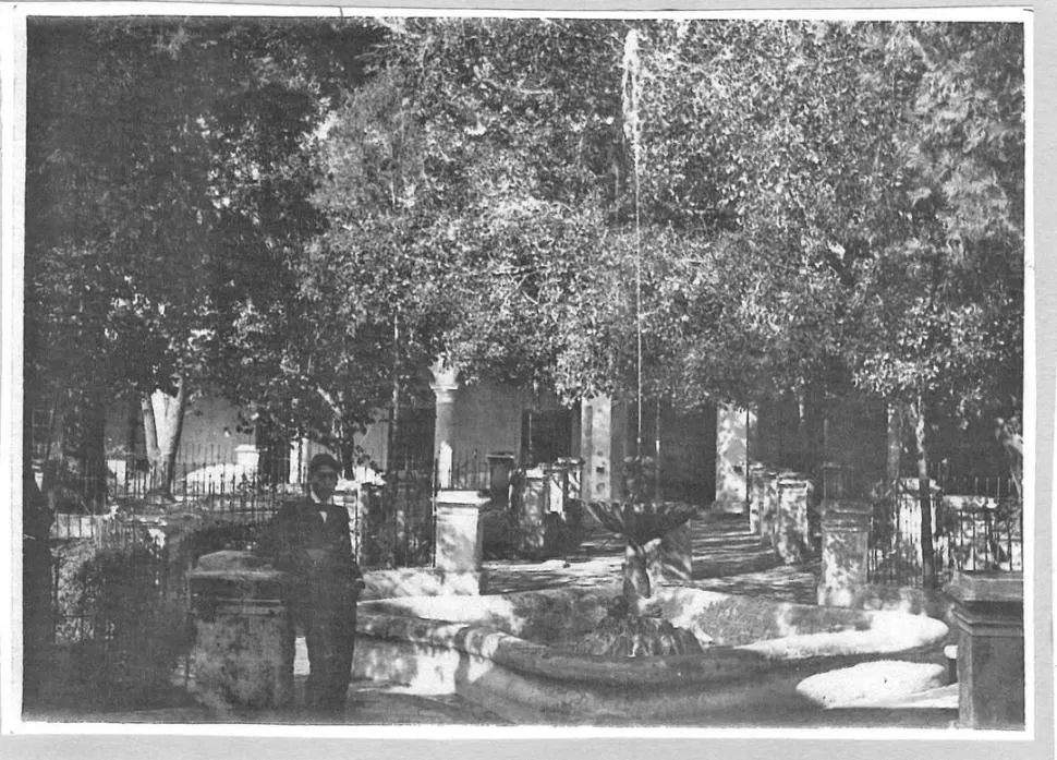 ANTIGUO COLEGIO. Ángulo del patio en su primitivo edificio, hoy sede de la Escuela Sarmiento. Foto de fines del siglo XIX. LA GACETA / ARCHIVO