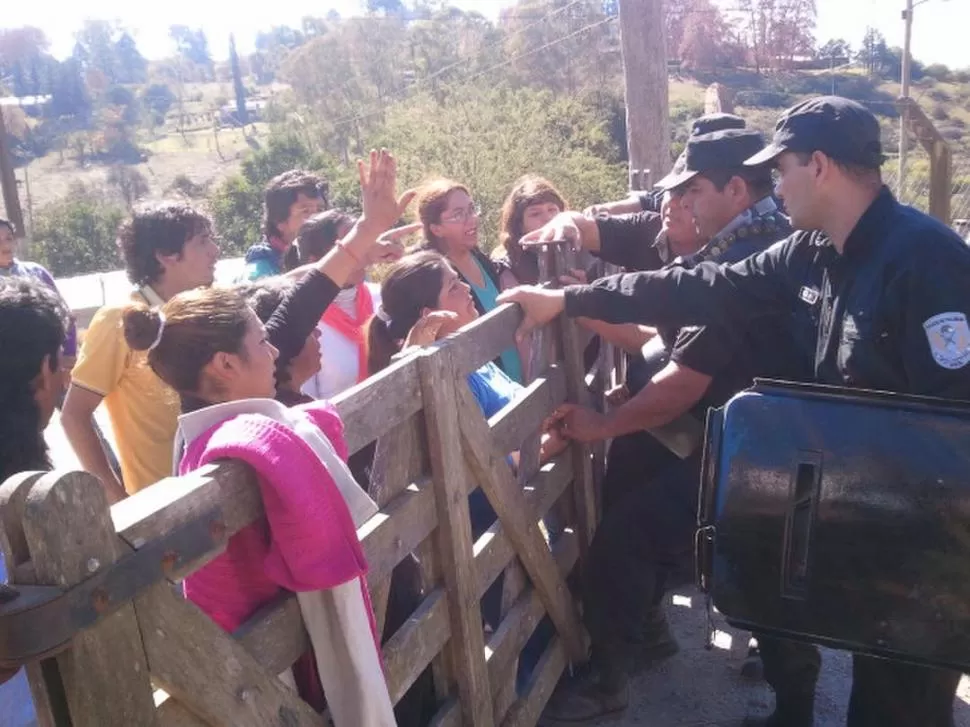 TENSIÓN. La Policía forcejeó con manifestantes que querían entrar a la comuna para hablar con el delegado. FOTO DE CARLOS FRíAS