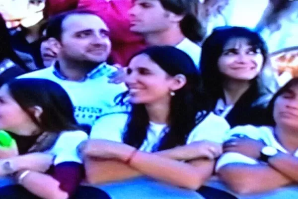 Sara, la hija de Alperovich, siguió el acto junto a los militantes