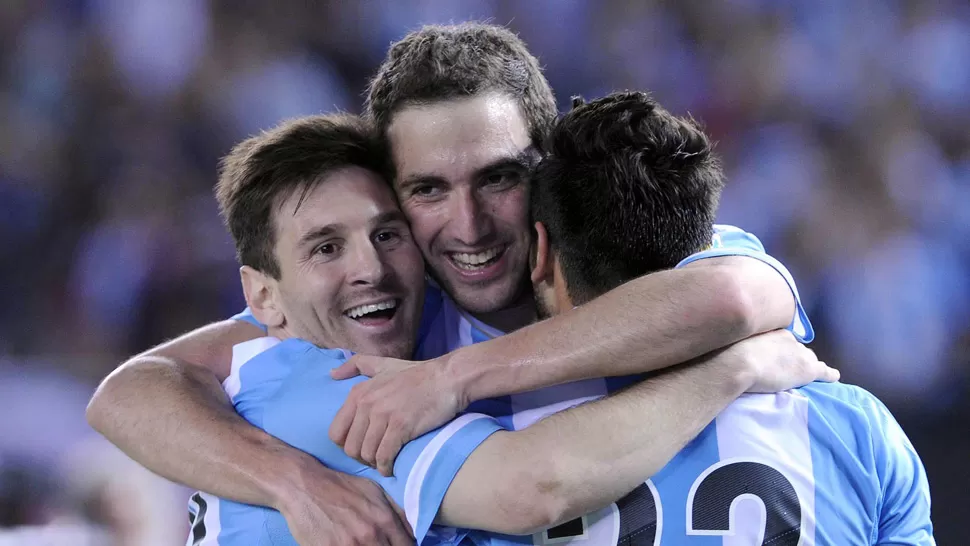 LIDERES. Con Messi, Higuaín y Agüero, la selección se mantiene al tope de las posiciones en las eliminatorias. ARCHIVO TELAM
