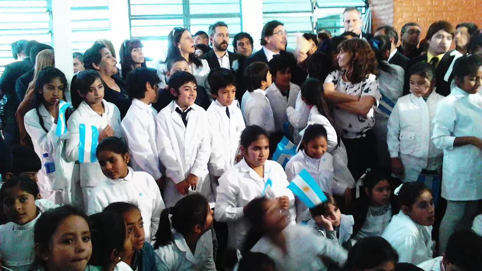 VIDEOCONFERENCIA. Sileoni y Fresneda estuvieron rodeados por alumnos de la escuela. LA GACETA / FOTO DE RODOLFO CASEN