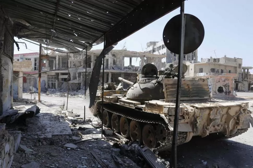 DESOLACIÓN. Un tanque del ejército sirio avanza por las calles de Kusair, donde hubo durísimos combates. REUTERS 