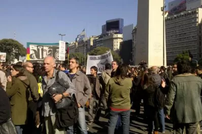 Periodistas marcharon en el Obelisco para pedir aumento de salarios