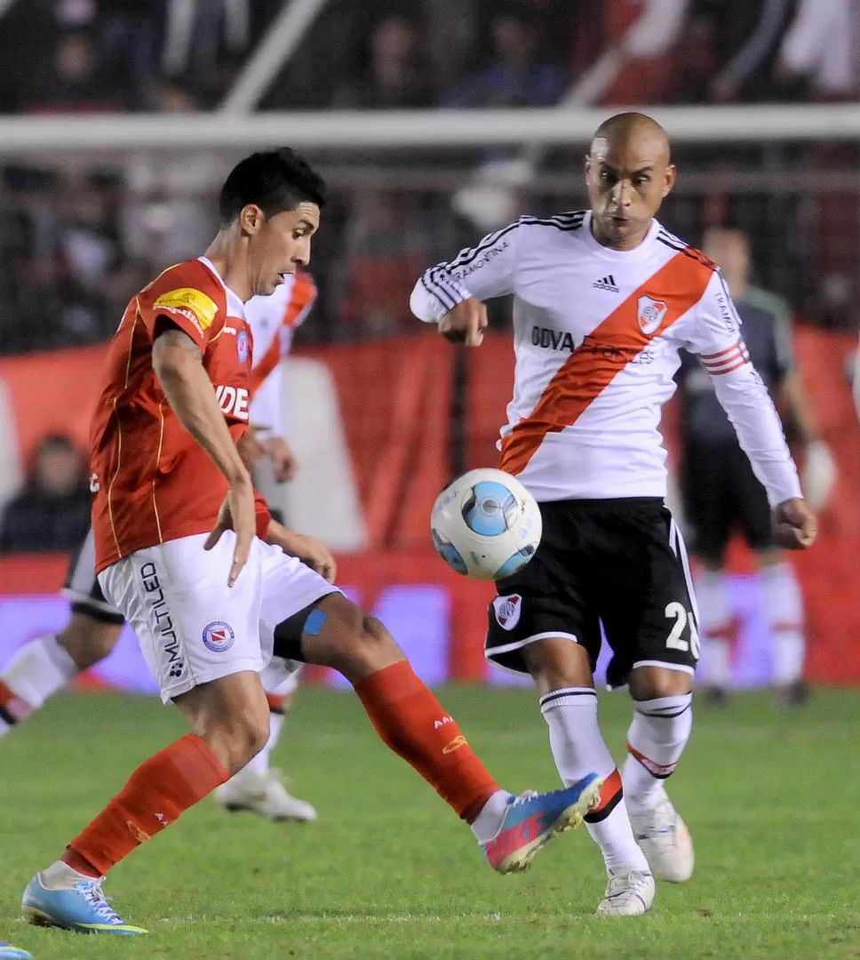 LA MANIJA. Pedro Pablo Hernández jugó contra River su mejor partido con la camiseta de Argentinos. En la foto, el volante es marcado por Cristian Ledesma. DYN