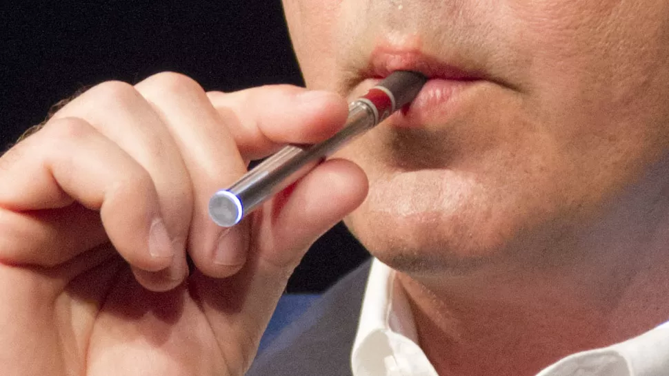 TECNOLOGÍA. Daniel Herko presentó ante la prensa el nuevo cigarrillo Vuse. REUTERS