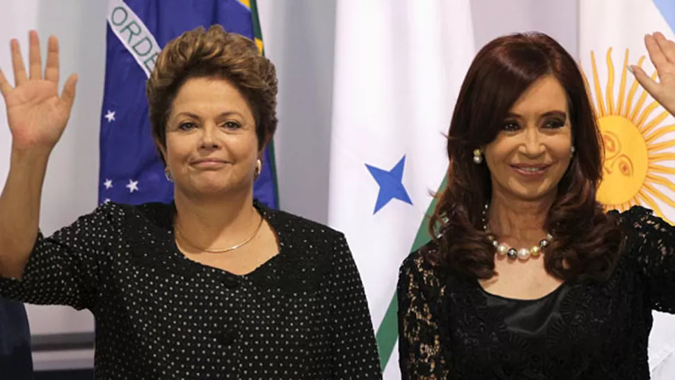 SONRÍEN PARA LAS LAS FOTOS. Las presidentas de Brasil, Dilma Rousseff, y de Argentina, Cristina Fernández, se muestra cordiales, aunque la relación de ambos países es tensa. REUTERS