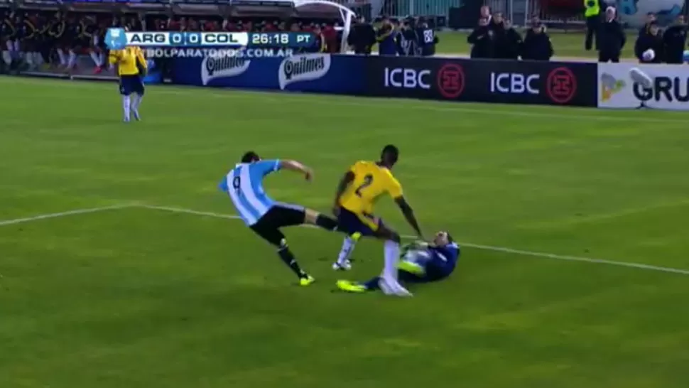 DOS MENOS. El árbitro le mostró la roja al argentino y al colombiano. CAPTURA DE VIDEO
