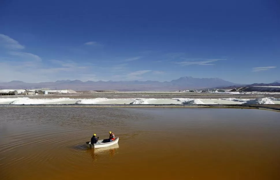 MINA DE LITIO. Trabajadores chilenos de una piscina de salmuera en el desierto de Atacama, próximo a Bolivia. REUTERS