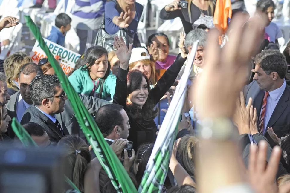 ENTRE LA MULTITUD. Cristina, tras su discurso, alza los brazos mientras recorre el predio, donde había 15.000 personas; una de ellas se esfuerza por alcanzarla. LA GACETA / FOTO DE JUAN PABLO SÁNCHEZ NOLI
