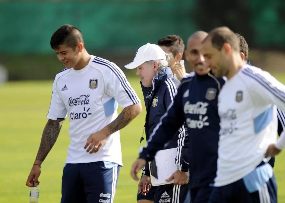 LA BANDA DE SABELLA. El DT acompaña a sus jugadores; Rojo, Guiñazú y Zabaleta marchan con la esperanza intacta, la de ganar a pesar de la ausencia de Messi. 