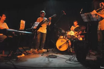 Una fiesta alegre, improvisada y con jazz de espíritu popular