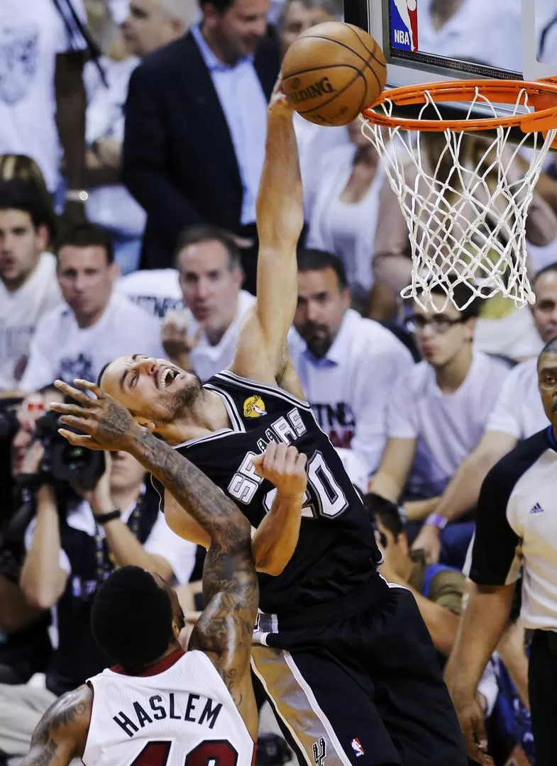 CON EL ALMA. Emanuel Ginóbili aporto 18 puntos en el triunfo que logró San Antonio Spurs en el primer duelo de la serie. 