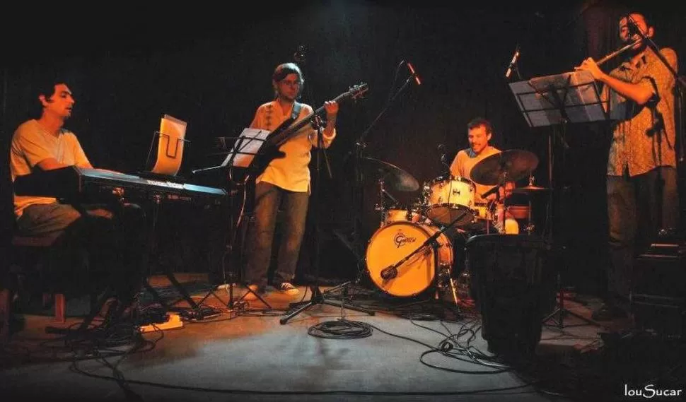 EN EL ESCENARIO. Integran la banda Jazzeao Alberto Ramos, Rony López, Javier Podazza y José Luis Arcuri.  