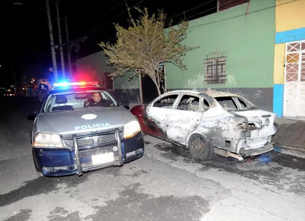 EL GIMNASIO. La Policía custodia el lugar. Ahí fue incendiado un auto. ELUNIVERSAL.COM.MX