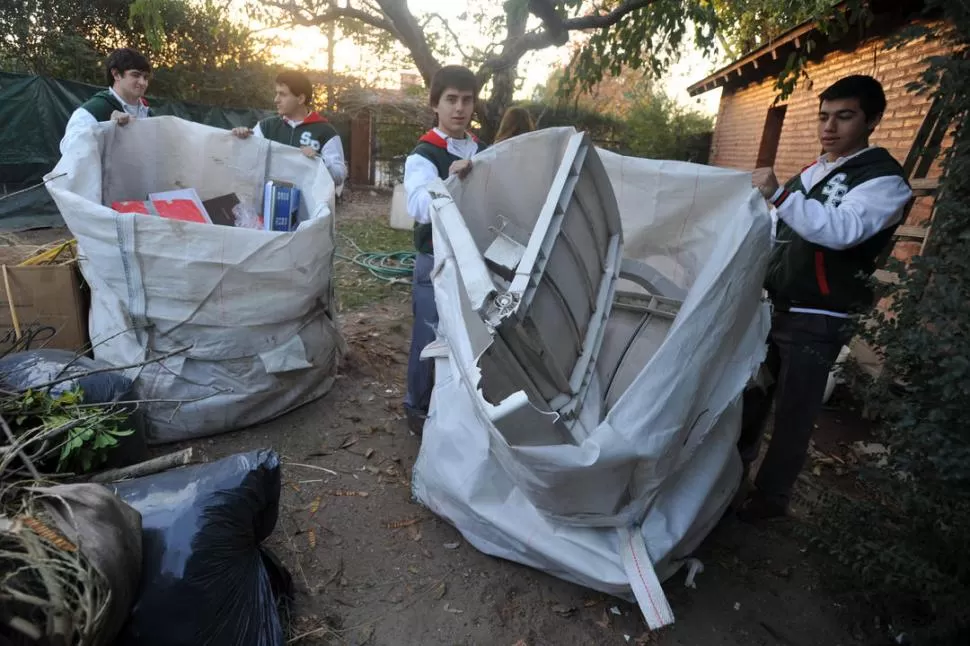 MAESTROS. Los alumnos del Colegio San Patricio les enseñaron a los residentes del barrio cerrado Las Colinas 1 a clasificar sus residuos. 