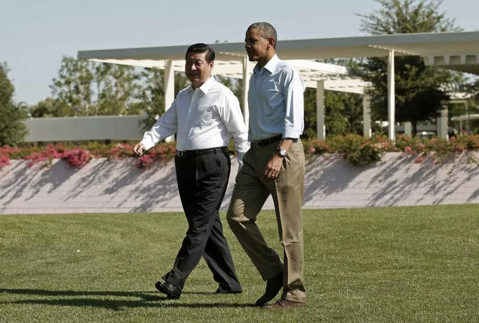 DIÁLOGO. Xi y Obama pasean en un rancho de Palm Spring, California. REUTERS