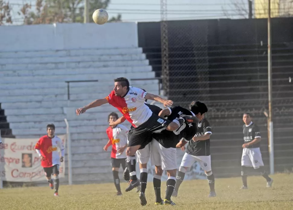 ARRIBA. Ramón Lizarraga, de Sportivo le gana a Segundo Porven, de Central Norte. 