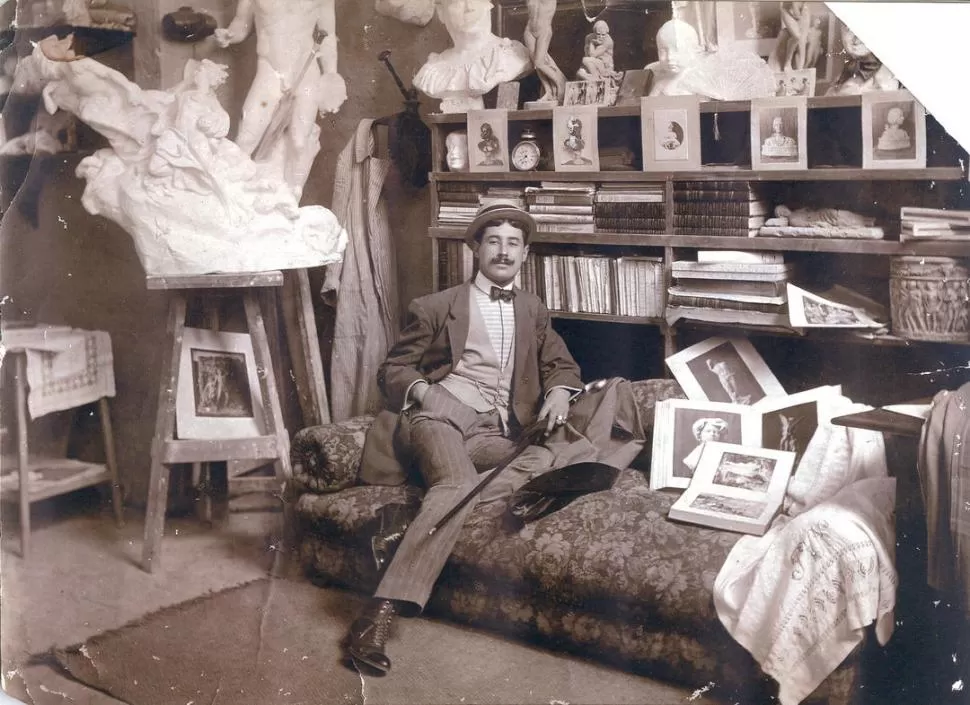 POMPILIO VILLARRUBIA NORRY. Hacia 1909, el escultor tucumano posa en su estudio de Roma, ciudad donde estudió y formó su hogar con una dama de la nobleza. LA GACETA / ARCHIVO
