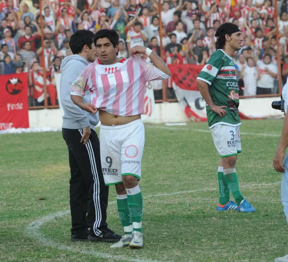 TROFEO. Juan Paz fue el verdugo de San Martín. Con el de ayer, el delantero de San Jorge le convirtió tres goles al santo. 