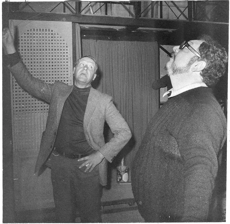 PURO TEATRO. Lombana (a la izquierda) creando el ámbito escénico que requería una puesta, en 1981, junto al recordado Carlos Olivera.  LA GACETA / ARCHIVO