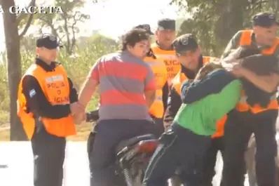 Brutalidad policial: Filman a un grupo de agentes cuando agredieron a dos jóvenes