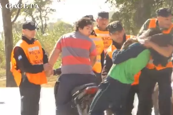 Brutalidad policial: Filman a un grupo de agentes cuando agredieron a dos jóvenes