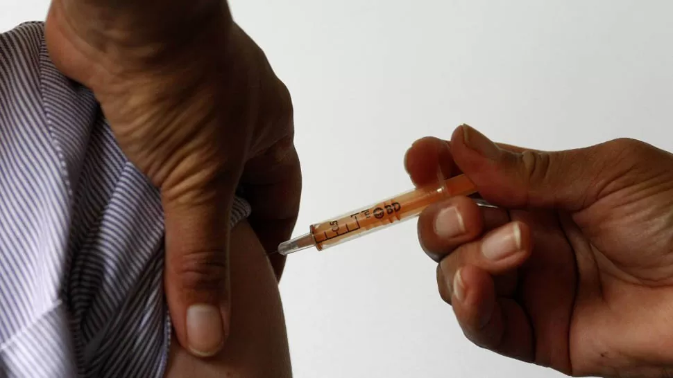 A VACUNARSE. Las autoridades sanitarias instaron a prevenir el contagio con la vacuna. FOTO  ARCHIVO