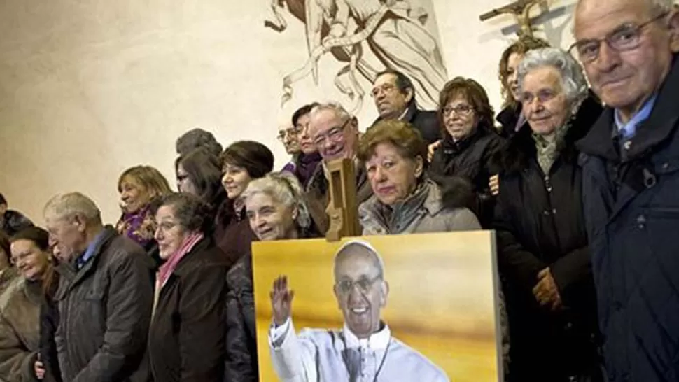 REUNIÓN. Los familiares del Papa Francisco expresaron su orgullo por el parentesco. FOTO TOMADA DE INFOBAE.COM
