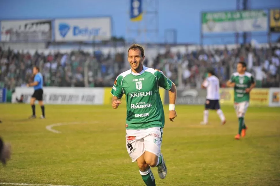 TEMIBLE. Juan Manuel Aróstegui, que ayer convirtió tres goles, será una de las cartas de triunfo de Sportivo Belgrano. 
