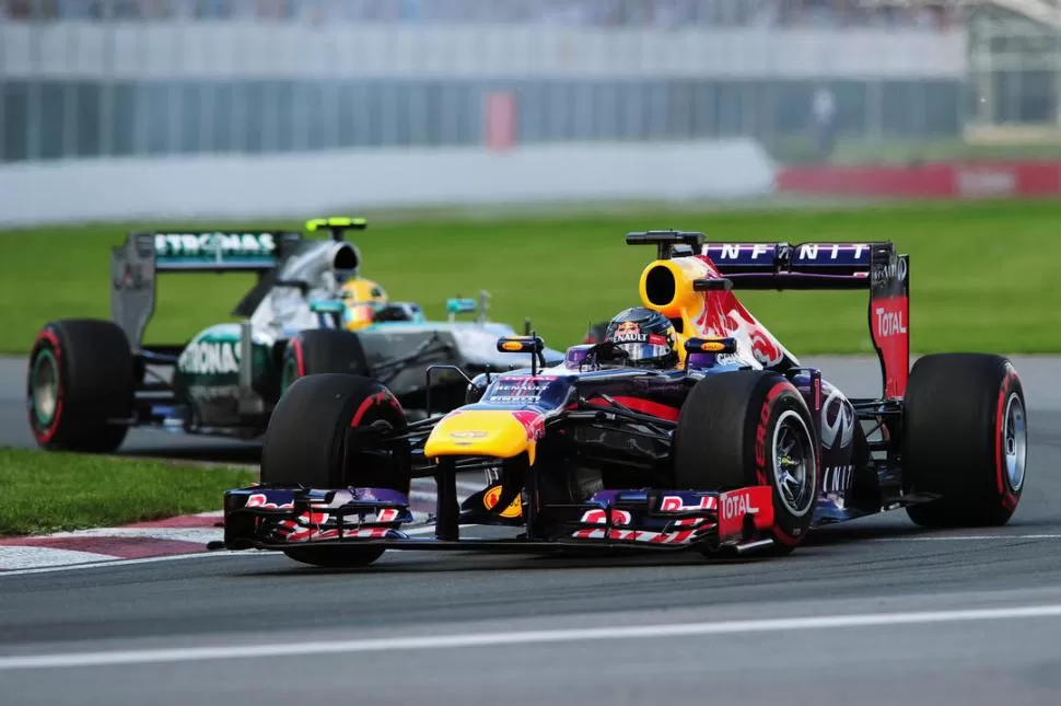 FIGURA QUE SE AGIGANTA. Sebastian Vettel acelera su Red Bull en el muy prolijo trazado de Montreal. El alemán no hizo una carrera brillante, pero ganó. La potencia del bólido le simplificó las cosas. 