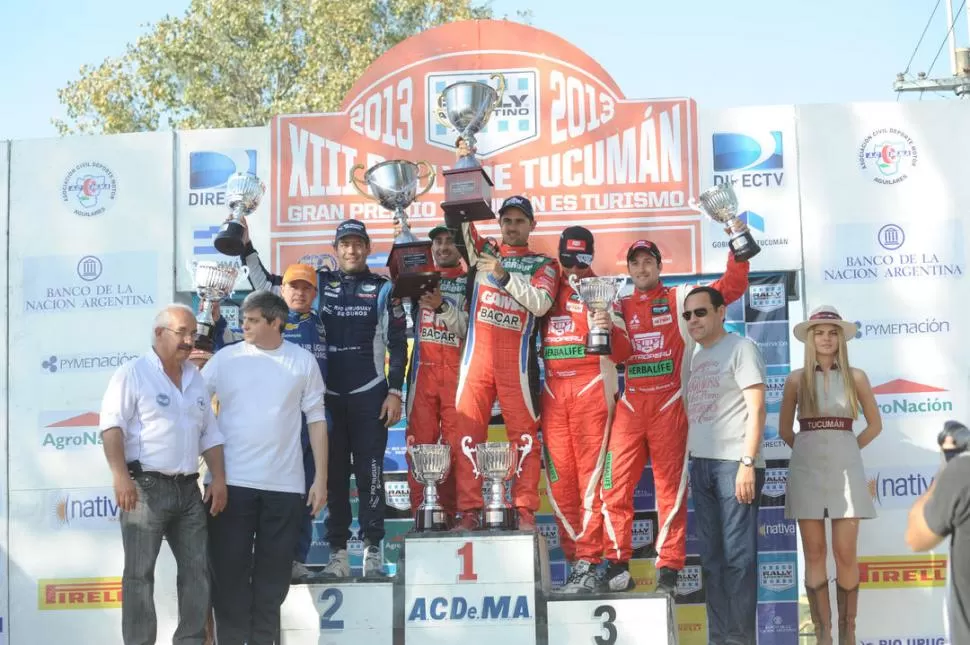 DOS CORDOBESES, UN PERUANO. El podio de la carrera de Tucumán: a Menzi, Ligato y Fuchs (1-2-3 en Maxi Rally) los acompañan Cagnoti, García y Mussano. 