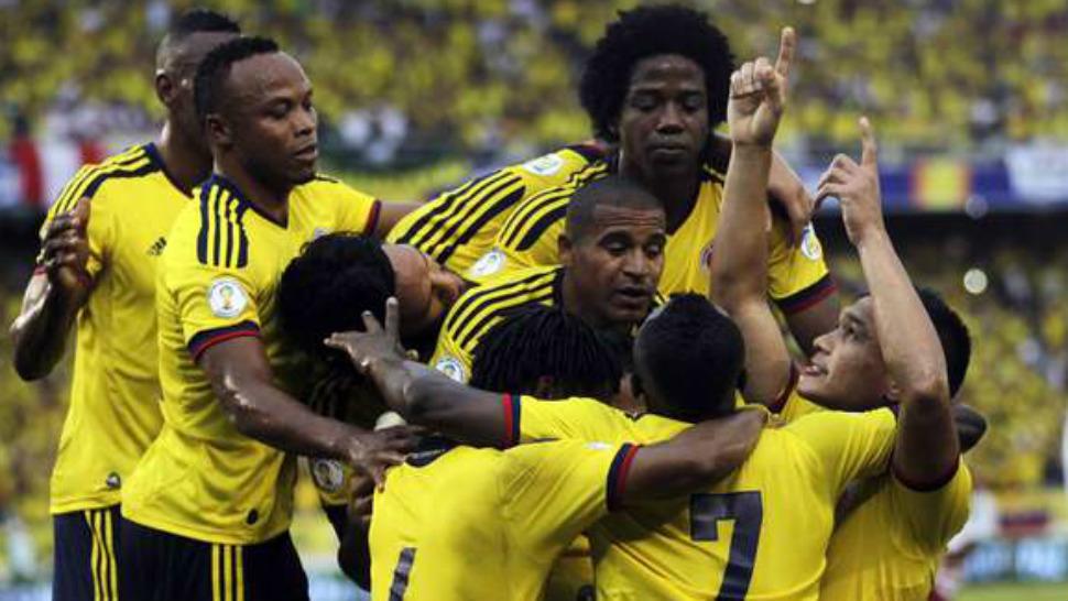 PURA FELICIDAD. Los colombianos festejan el gol anotado por Radamel Falcao. FOTO TOMADA DE OLE.COM