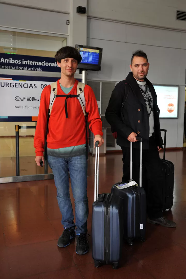 RECIÉN LLEGADOS. Toscano y Radusky, en el aeropuerto tucumano. LA GACETA / FOTO DE DIEGO ARáOZ