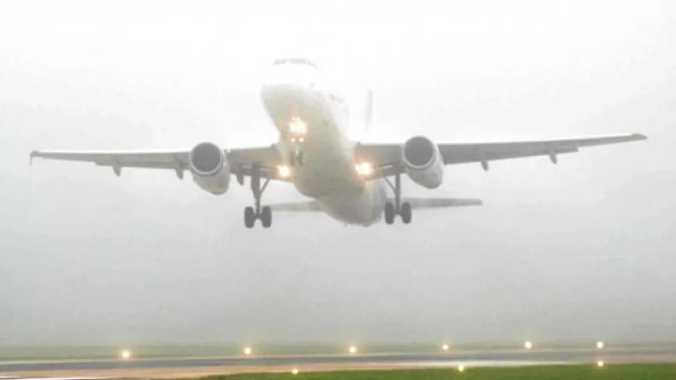 DEMORADOS. La neblina perjudicó los primeros vuelos. TELAM