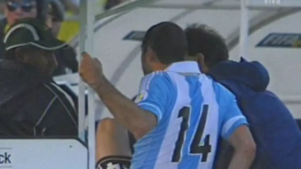 ACCION INFANTIL. Javier Mascherano le tiró una patada al conductor del carrito y se fue expulsado. FOTO CAPTURA DE VIDEO