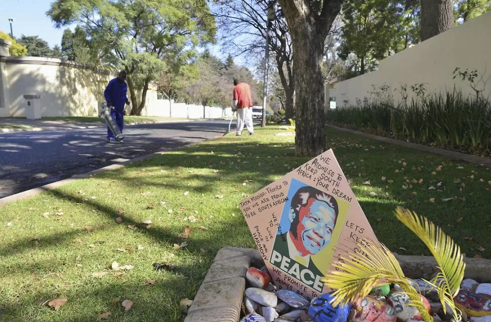 AFECTO. Los vecinos de Mandela le dejan mensaje en la puerta de su casa. REUTERS