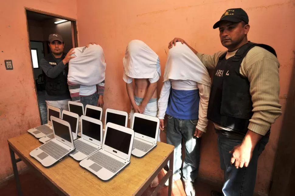 ATRAPADOS. Los tres jóvenes detenidos fueron alojados en la sede del Área Investigativa de la Seccional 4° y se recuperaron las computadoras. LA GACETA / FOTO DE DIEGO ARáOZ