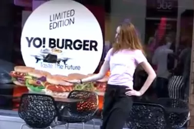 Un restaurante usa drones controlados por iPads como mozos