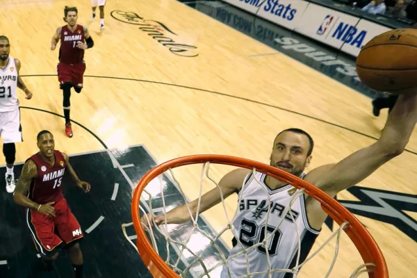 Mirá las dos volcadas de Ginóbili ante Miami Heat